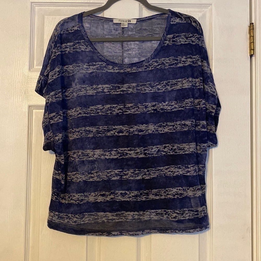 FOREVER 21 womens top; size medium